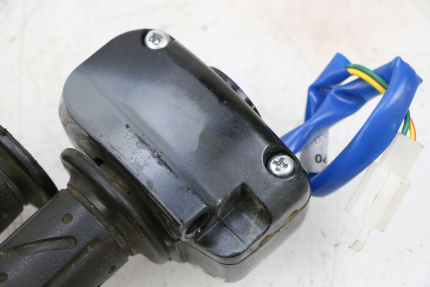 photo de INTERRUPTOR DERECHO KYMCO AGILITY 4T 50 (2018 - 2022) - Otra perspectiva