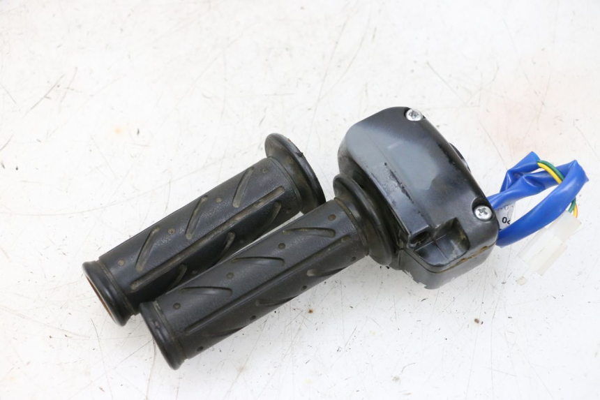 photo de INTERRUPTOR DERECHO KYMCO AGILITY 4T 50 (2018 - 2022) - Primer plano técnico