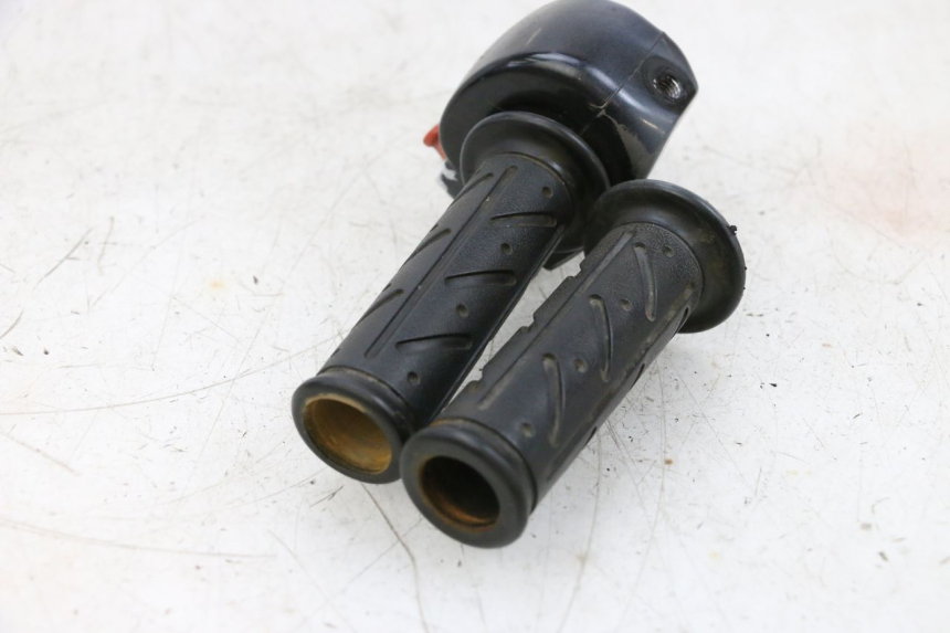 photo de INTERRUPTOR DERECHO KYMCO AGILITY 4T 50 (2018 - 2022) - Estado de la superficie y material