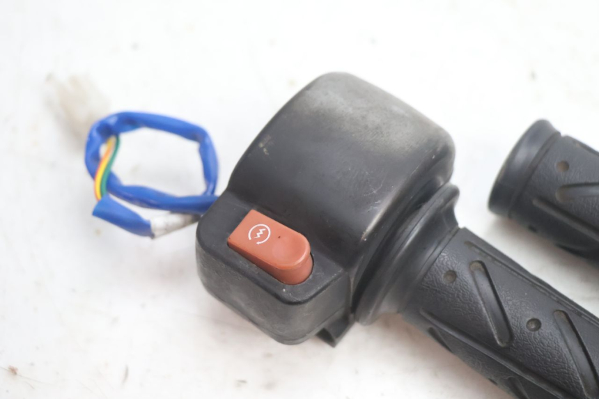 photo de INTERRUPTOR DERECHO KYMCO AGILITY 4T 50 (2018 - 2022) - Detalle de la pieza