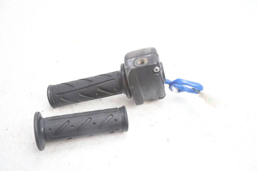 photo de INTERRUPTOR DERECHO KYMCO AGILITY 4T 50 (2018 - 2022) - Primer plano técnico