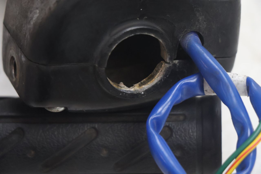 photo de INTERRUPTOR DERECHO KYMCO AGILITY 4T 50 (2018 - 2022) - Detalles de los puntos de fijación