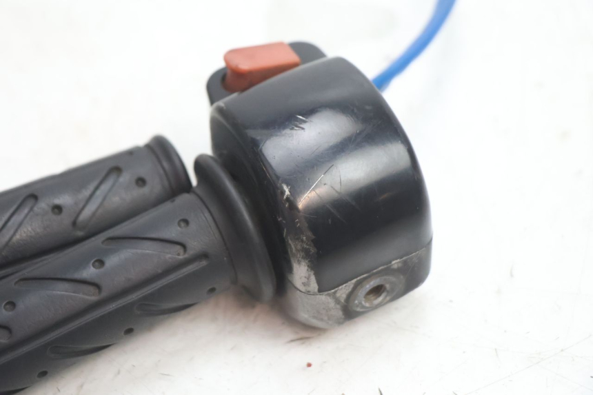 photo de INTERRUPTOR DERECHO KYMCO AGILITY 4T 50 (2018 - 2022) - Primer plano técnico