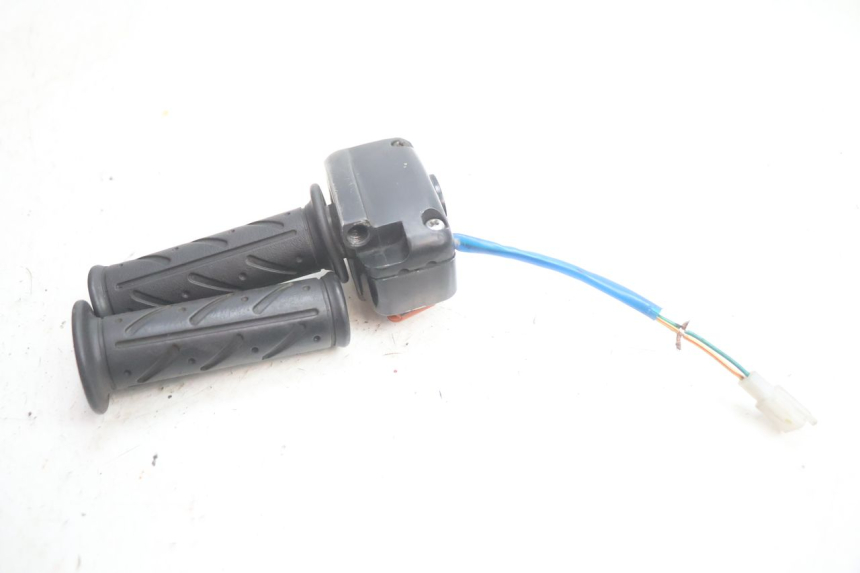 photo de INTERRUPTOR DERECHO KYMCO AGILITY 4T 50 (2018 - 2022) - Estado de la superficie y material