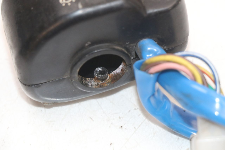 photo de CONMUTADOR DERECHA KYMCO AGILITY PREMIUM 50 (2007 - 2010) - Detalles de los puntos de fijación