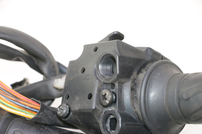 photo de INTERRUPTOR DERECHO SUZUKI BURGMAN 125 (2007 - 2014) - Primer plano técnico