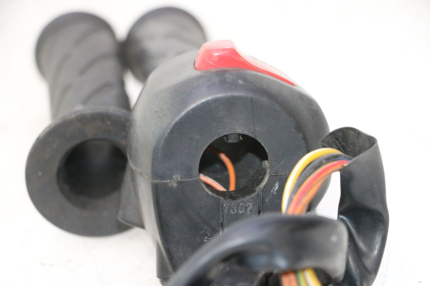 photo de INTERRUPTOR DERECHO SUZUKI BURGMAN 125 (2007 - 2014) - Primer plano técnico