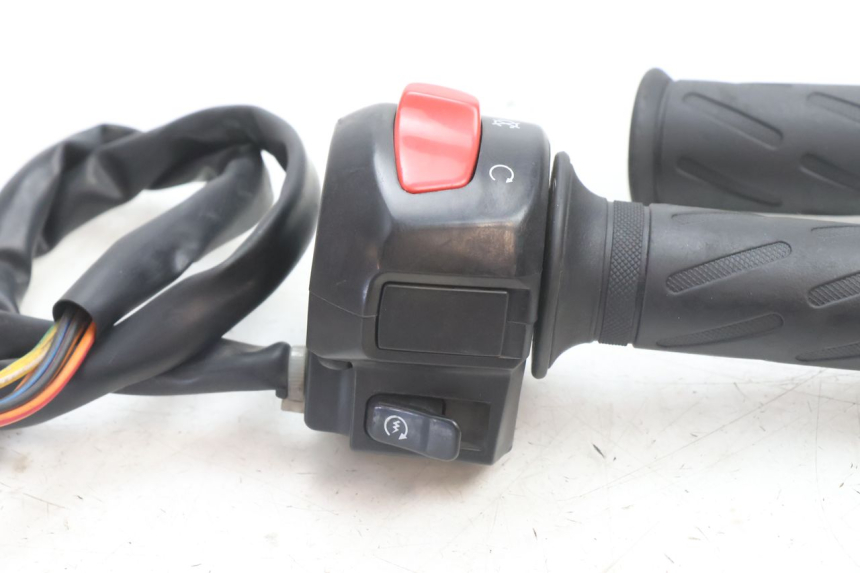 photo de INTERRUPTOR DERECHO SUZUKI BURGMAN 125 (2007 - 2014) - Detalle de la pieza