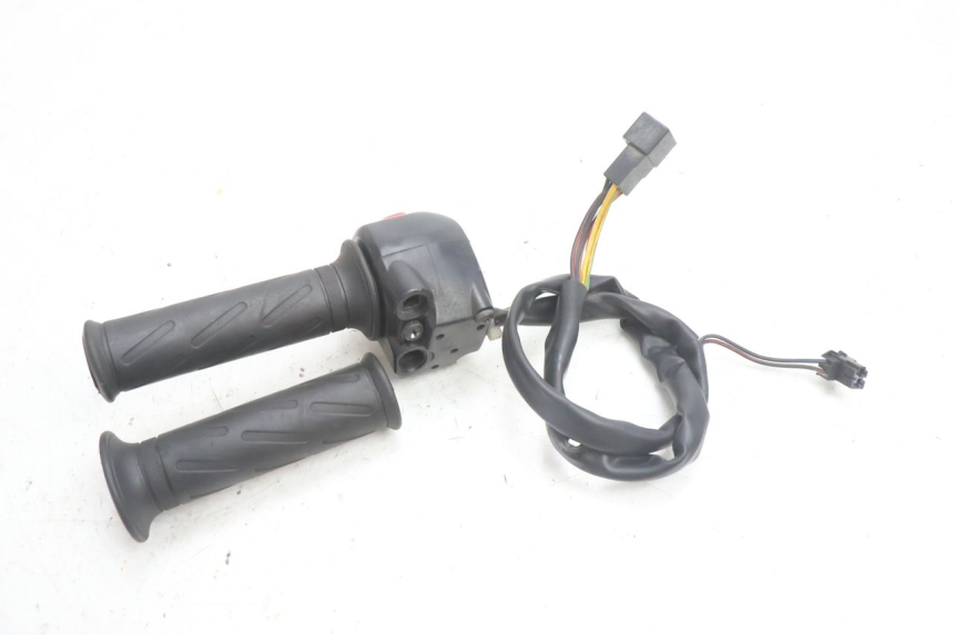 photo de INTERRUPTOR DERECHO SUZUKI BURGMAN 125 (2007 - 2014) - Primer plano técnico