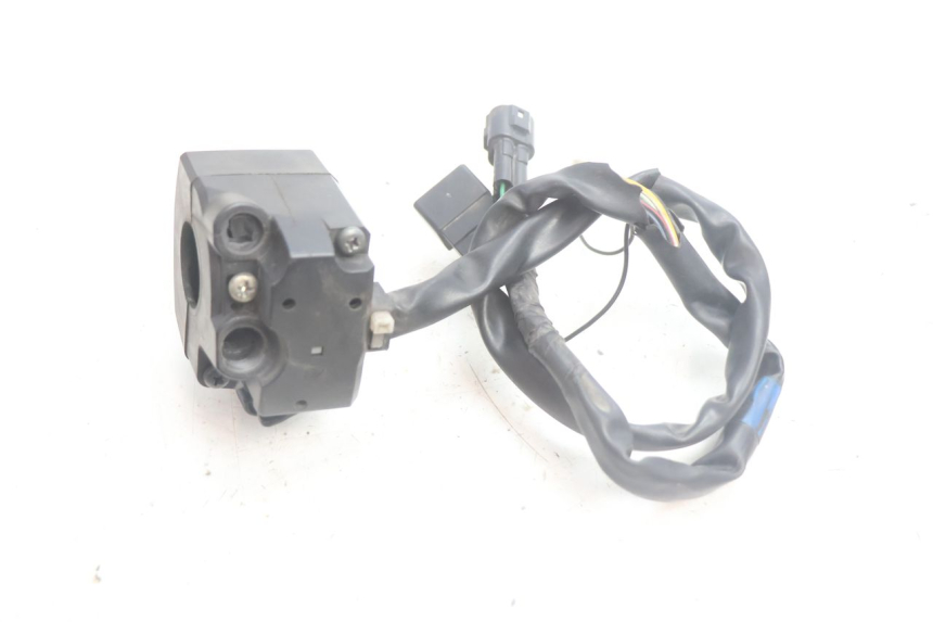 photo de CONMUTADOR DERECHA SUZUKI BURGMAN EXECUTIVE ABS 650 (2006 - 2012) - Primer plano técnico