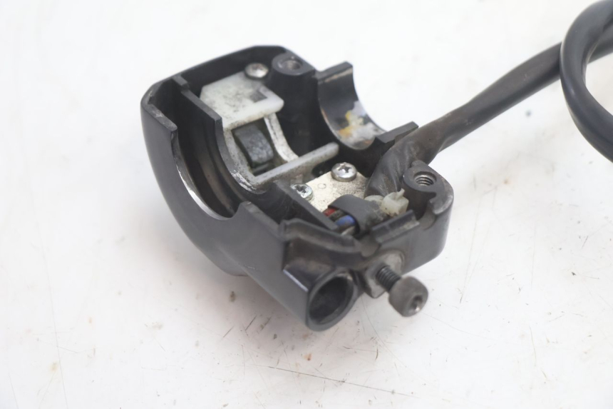 photo de INTERRUPTOR DERECHO YAMAHA BW'S BWS 125 (2010 - 2013) - Primer plano técnico