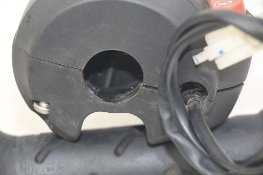 photo de INTERRUPTOR DERECHO PEUGEOT CITYSTAR 2T 50 (2018 - 2021) - Otra perspectiva