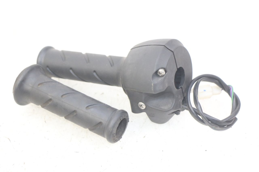 photo de INTERRUPTOR DERECHO PEUGEOT CITYSTAR 2T 50 (2018 - 2021) - Primer plano técnico