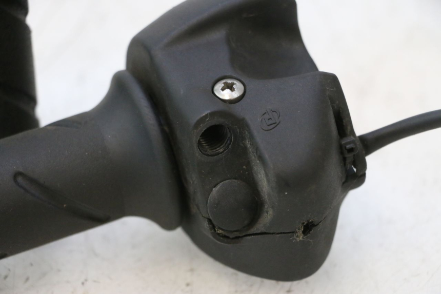photo de INTERRUPTOR DERECHO PEUGEOT CITYSTAR 2T 50 (2018 - 2021) - Zoom estado de uso