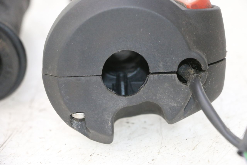 photo de INTERRUPTOR DERECHO PEUGEOT CITYSTAR 2T 50 (2018 - 2021) - Primer plano técnico