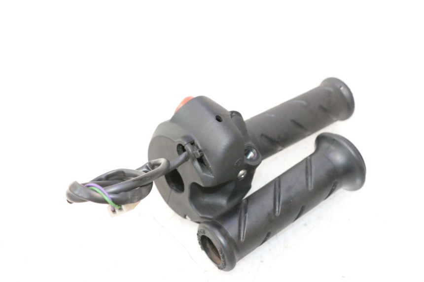 photo de INTERRUPTOR DERECHO PEUGEOT CITYSTAR 2T 50 (2018 - 2021) - Detalles de los puntos de fijación