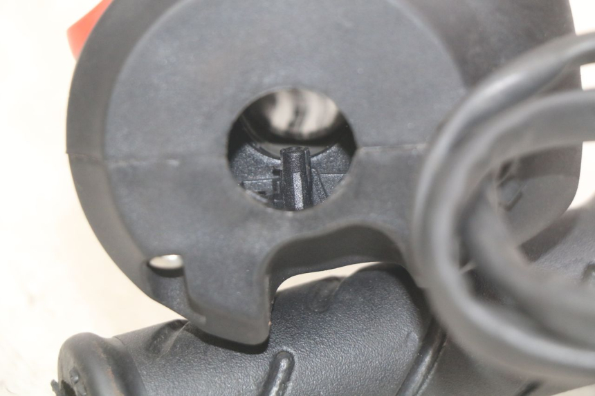 photo de INTERRUPTOR DERECHO PEUGEOT CITYSTAR AIR 125 (2014 - 2017) - Zoom estado de uso