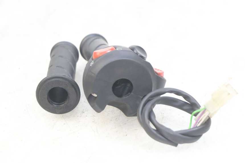 photo de INTERRUPTOR DERECHO PEUGEOT CITYSTAR AIR 125 (2014 - 2017) - Otra perspectiva