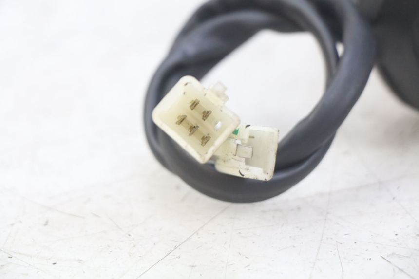 photo de INTERRUPTOR DERECHO PEUGEOT CITYSTAR AIR 125 (2014 - 2017) - Detalles de los puntos de fijación