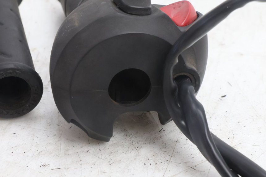 photo de INTERRUPTOR DERECHO PEUGEOT CITYSTAR 125 (2011 - 2017) - Zoom estado de uso