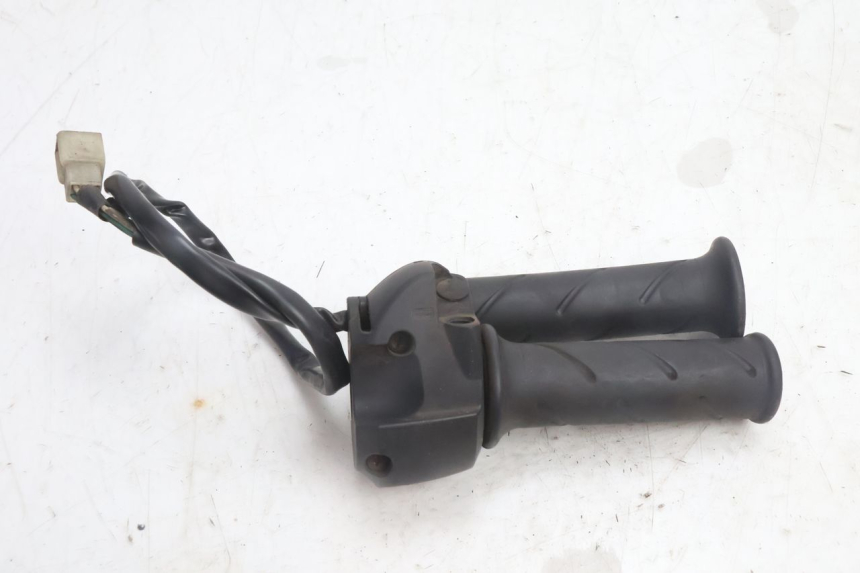 photo de INTERRUPTOR DERECHO PEUGEOT CITYSTAR 125 (2011 - 2017) - Primer plano técnico