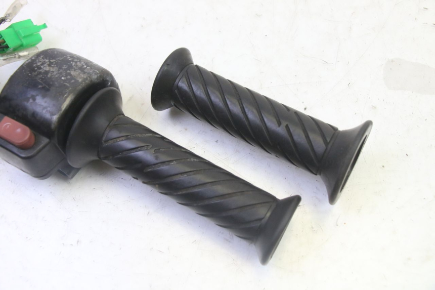 photo de INTERRUPTOR DERECHO SYM CROX 4T 50 (2016 - 2023) - Primer plano técnico