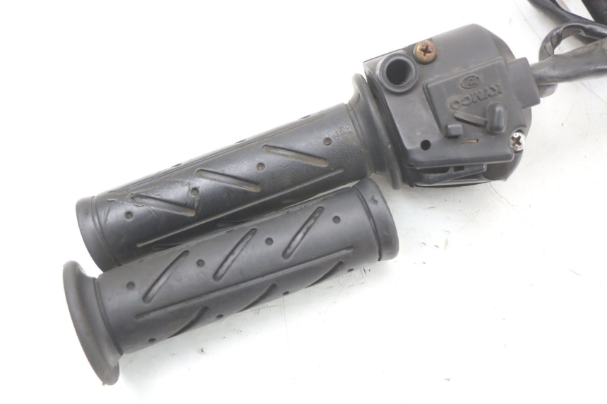 photo de INTERRUPTOR DERECHO KYMCO DINK 4T 50 (2007 - 2018) - Primer plano técnico