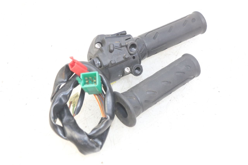 photo de INTERRUPTOR DERECHO KYMCO DOWNTOWN ABS 125 (2015 - 2017) - Detalle de la pieza