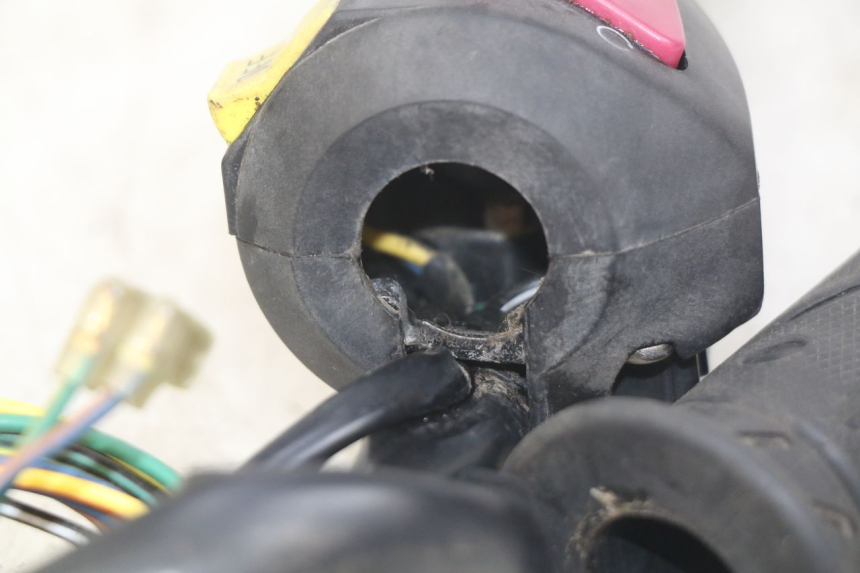 photo de INTERRUPTOR DERECHO KYMCO DOWNTOWN ABS 125 (2015 - 2017) - Primer plano técnico