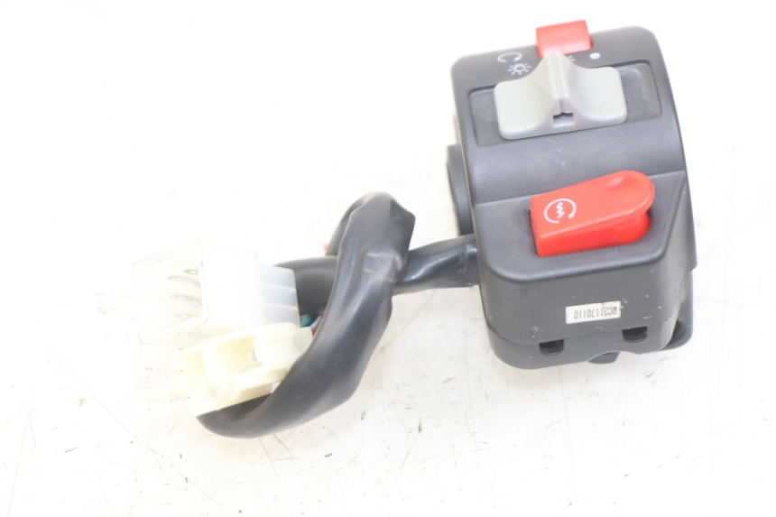 photo de INTERRUPTOR DERECHO EFUN E2GO 1 (2017 - 2021) - Detalles de los puntos de fijación