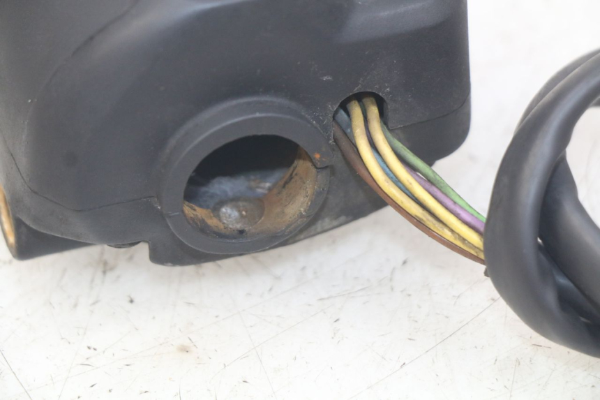 photo de INTERRUPTOR DERECHO PEUGEOT ELYSEO 125 (1999 - 2004) - Otra perspectiva