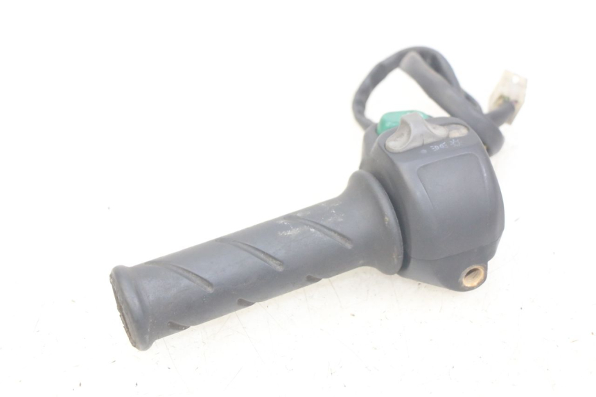 photo de INTERRUPTOR DERECHO PEUGEOT ELYSEO 125 (1999 - 2004) - Primer plano técnico