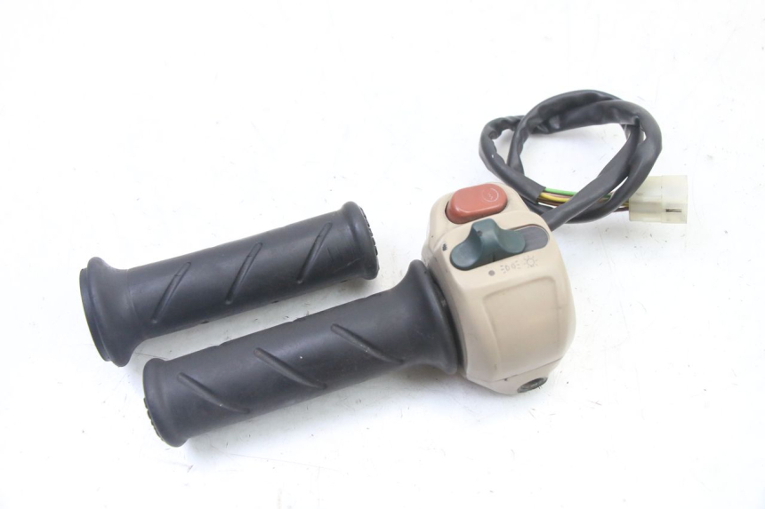 photo de INTERRUPTOR DERECHO PEUGEOT ELYSEO 125 (1999 - 2004) - Zoom estado de uso