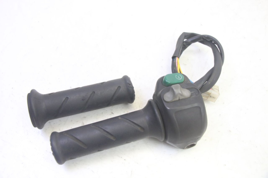 photo de INTERRUPTOR DERECHO PEUGEOT ELYSEO 125 (1999 - 2004) - Zoom estado de uso