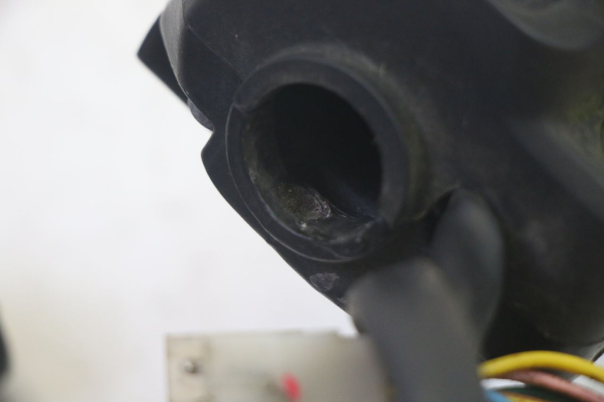 photo de INTERRUPTOR DERECHO PEUGEOT ELYSEO 125 (1999 - 2004) - Primer plano técnico