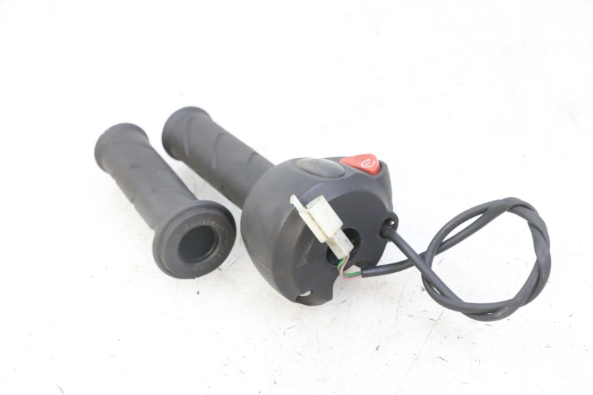 photo de CONMUTADOR DERECHA PEUGEOT ELYSTAR 125 (2002 - 2007) - Primer plano técnico