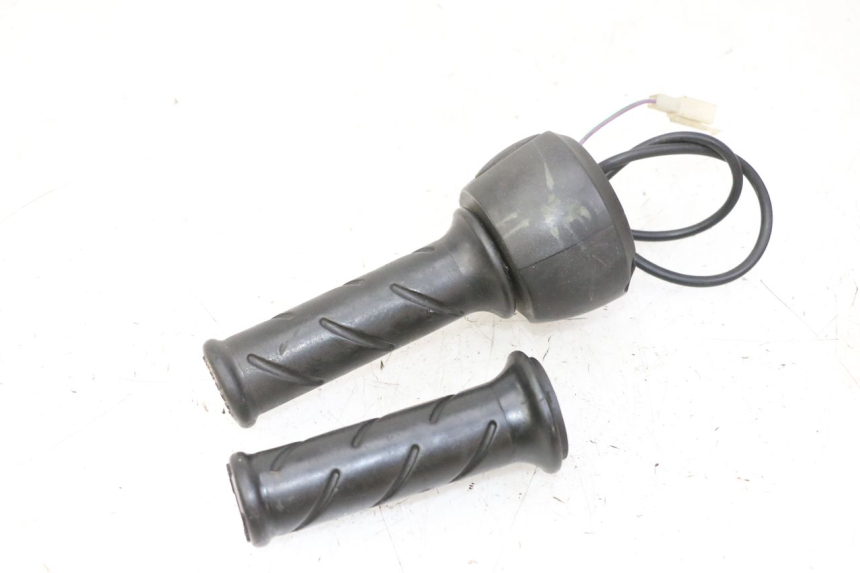 photo de INTERRUPTOR DERECHO PEUGEOT ELYSTAR 50 (2002 - 2014) - Primer plano técnico