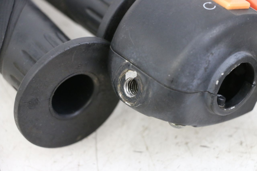 photo de INTERRUPTOR DERECHO JM MOTORS EVOLIS 4T 50 (2018 - 2022) - Otra perspectiva