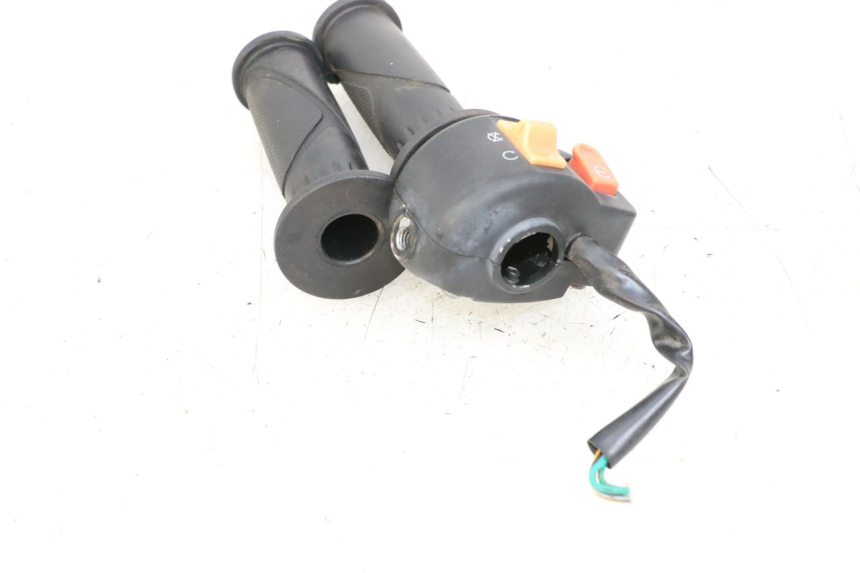 photo de INTERRUPTOR DERECHO JM MOTORS EVOLIS 4T 50 (2018 - 2022) - Primer plano técnico