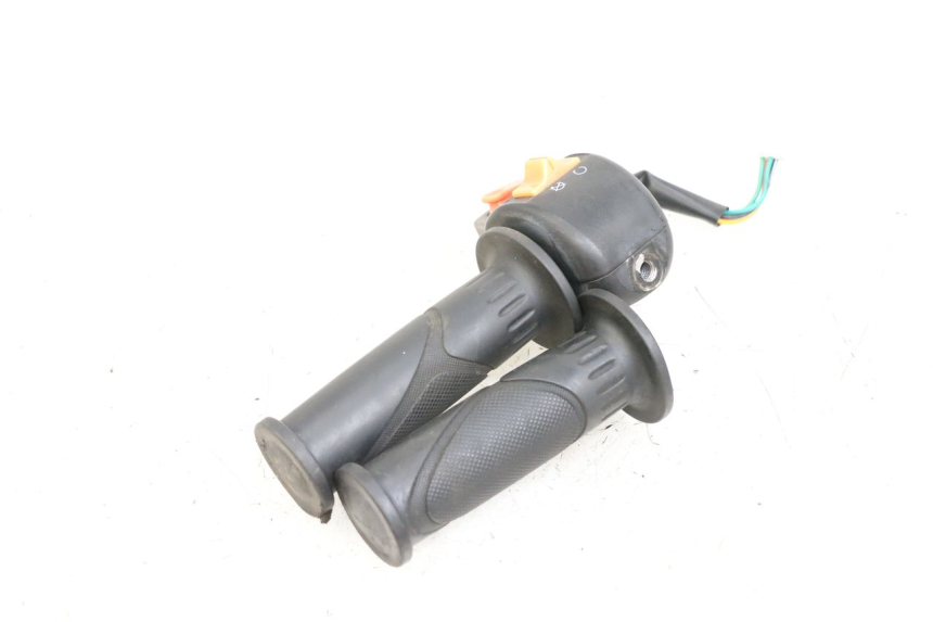 photo de INTERRUPTOR DERECHO JM MOTORS EVOLIS 4T 50 (2018 - 2022) - Detalles de los puntos de fijación