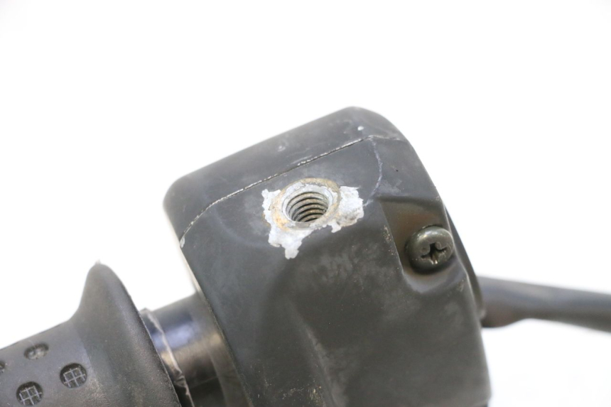 photo de INTERRUPTOR DERECHO JM MOTORS EVOLIS 4T 50 (2018 - 2022) - Primer plano técnico