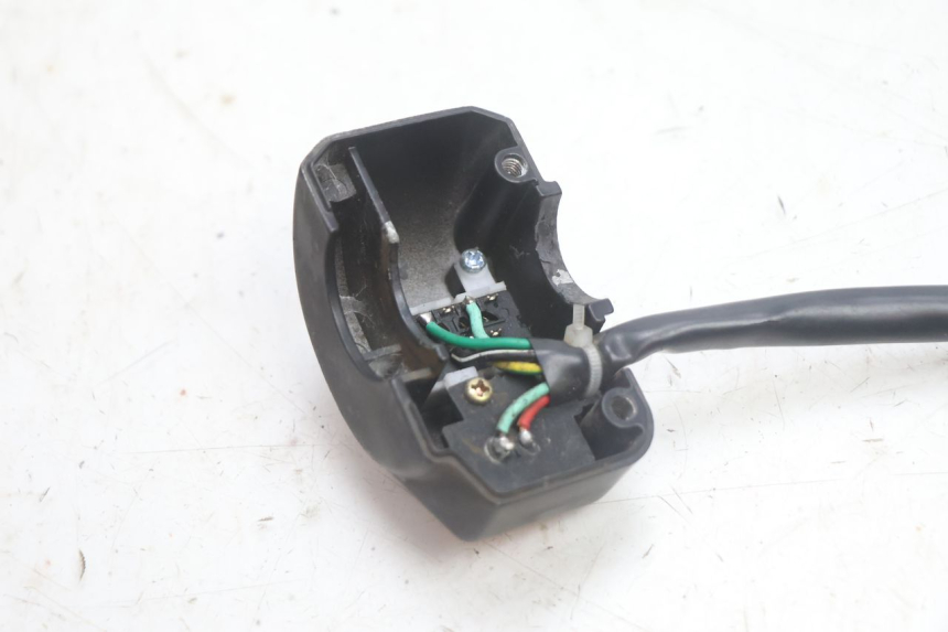 photo de INTERRUPTOR DERECHO JM MOTORS EVOLIS 4T 50 (2018 - 2022) - Primer plano técnico