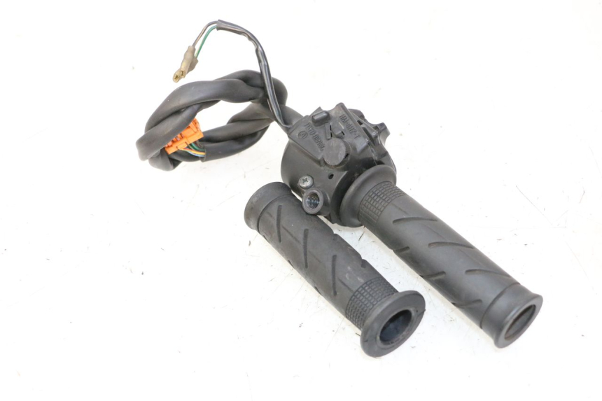 photo de INTERRUPTOR DERECHO HONDA FES S-WING SWING ABS 125 (2007 - 2015) - Detalle de la pieza