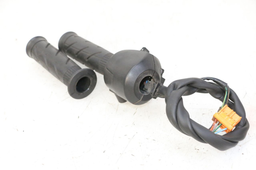 photo de INTERRUPTOR DERECHO HONDA FES S-WING SWING ABS 125 (2007 - 2015) - Vista general del producto