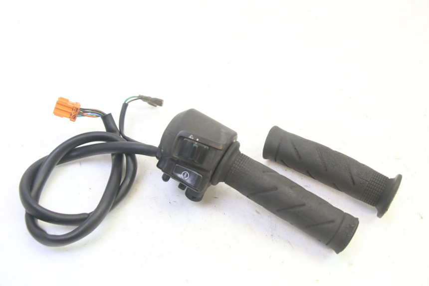 photo de INTERRUPTOR DERECHO HONDA FES S-WING SWING ABS 125 (2007 - 2015) - Vista principal
