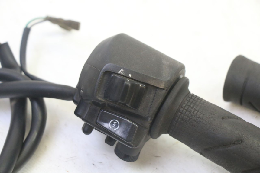 photo de INTERRUPTOR DERECHO HONDA FES S-WING SWING ABS 125 (2007 - 2015) - Detalle de la pieza