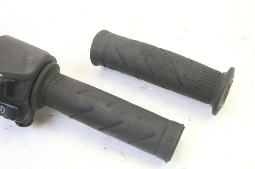 photo de INTERRUPTOR DERECHO HONDA FES S-WING SWING ABS 125 (2007 - 2015) - Zoom estado de uso