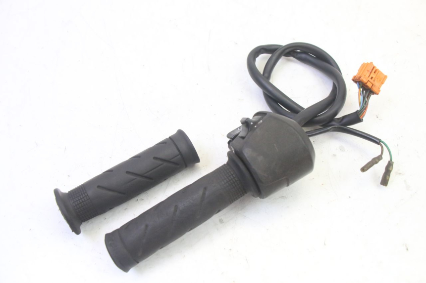 photo de INTERRUPTOR DERECHO HONDA FES S-WING SWING ABS 125 (2007 - 2015) - Otra perspectiva