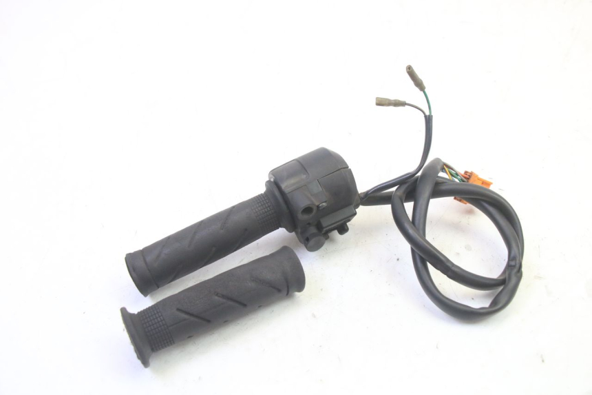 photo de INTERRUPTOR DERECHO HONDA FES S-WING SWING ABS 125 (2007 - 2015) - Primer plano técnico