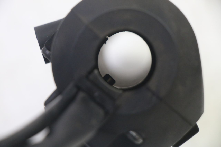 photo de INTERRUPTOR DERECHO HONDA FES S-WING SWING ABS 125 (2007 - 2015) - Primer plano técnico